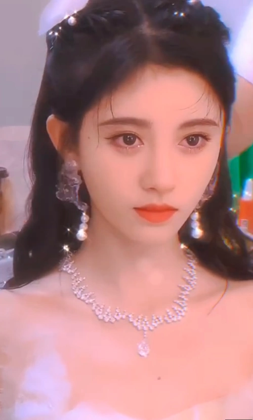 鞠婧祎太假?被曝垫假肩人设崩塌,大晒纱裙照小露香肩如芭比