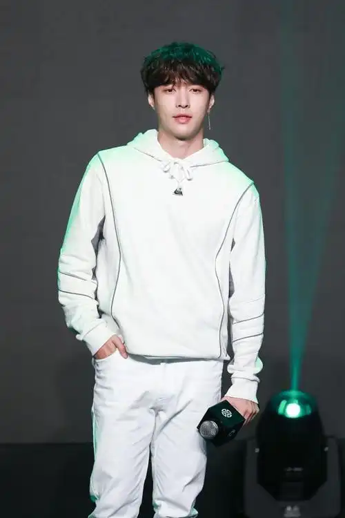 张艺兴穿搭:白色卫衣搭配converse帆布鞋阳光大男孩