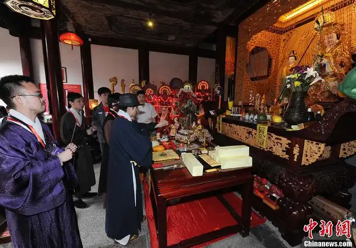 两岸汉服同袍福州共同拜谒妈祖金身