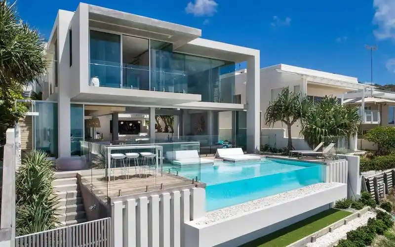 位于澳大利亚昆士兰州阳光海岸的一座白色现代海景别墅