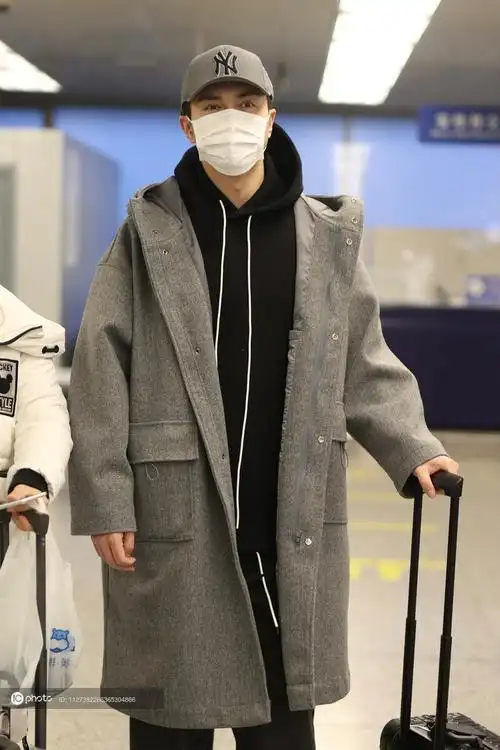 街拍高伟光灰色呢子大衣棒球帽帽衫卫衣休闲裤运动鞋随性帅气