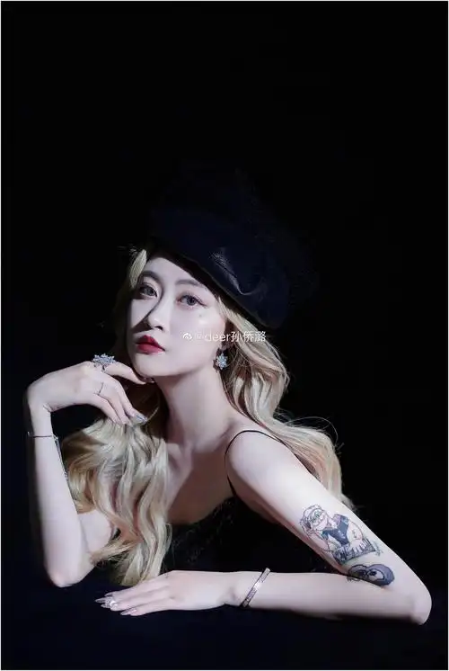 女星孙侨潞跨年夜邻居发文印象中她并不是一个受欢迎的女孩子