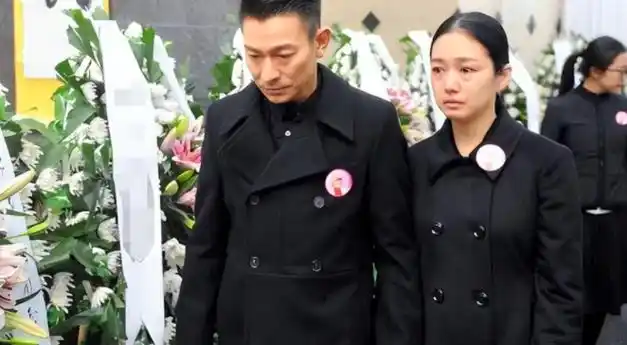 回顾朱丽倩被刘德华藏了21年46岁高龄生子如今苦尽甘来