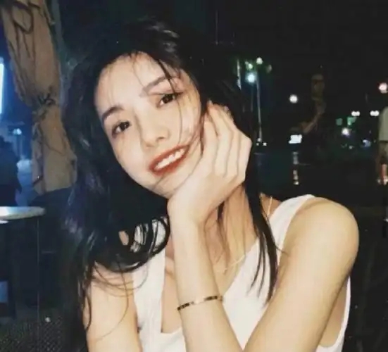 05月08日更多推荐可爱女生比耶手势微信头像 小姐姐歪头比耶真人女生