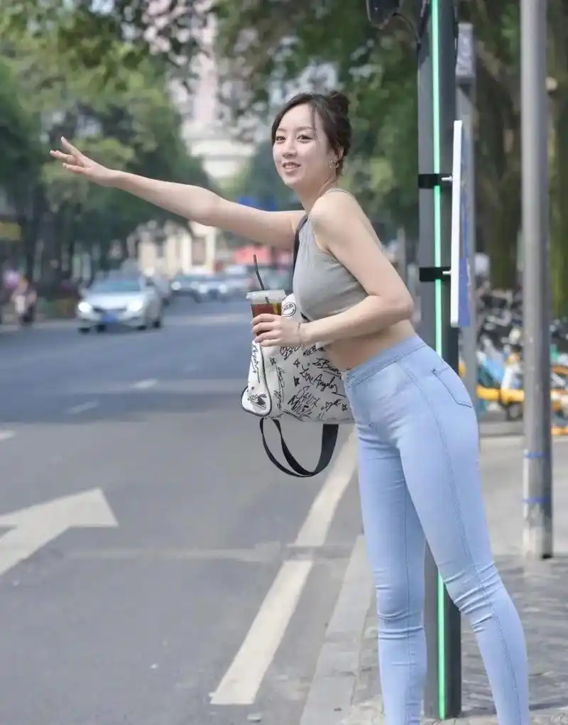 街拍经典浅色紧身牛仔裤时尚风韵熟女