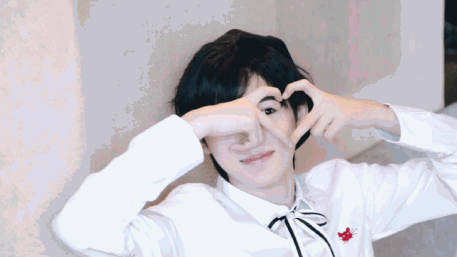 宋亚轩比心好甜