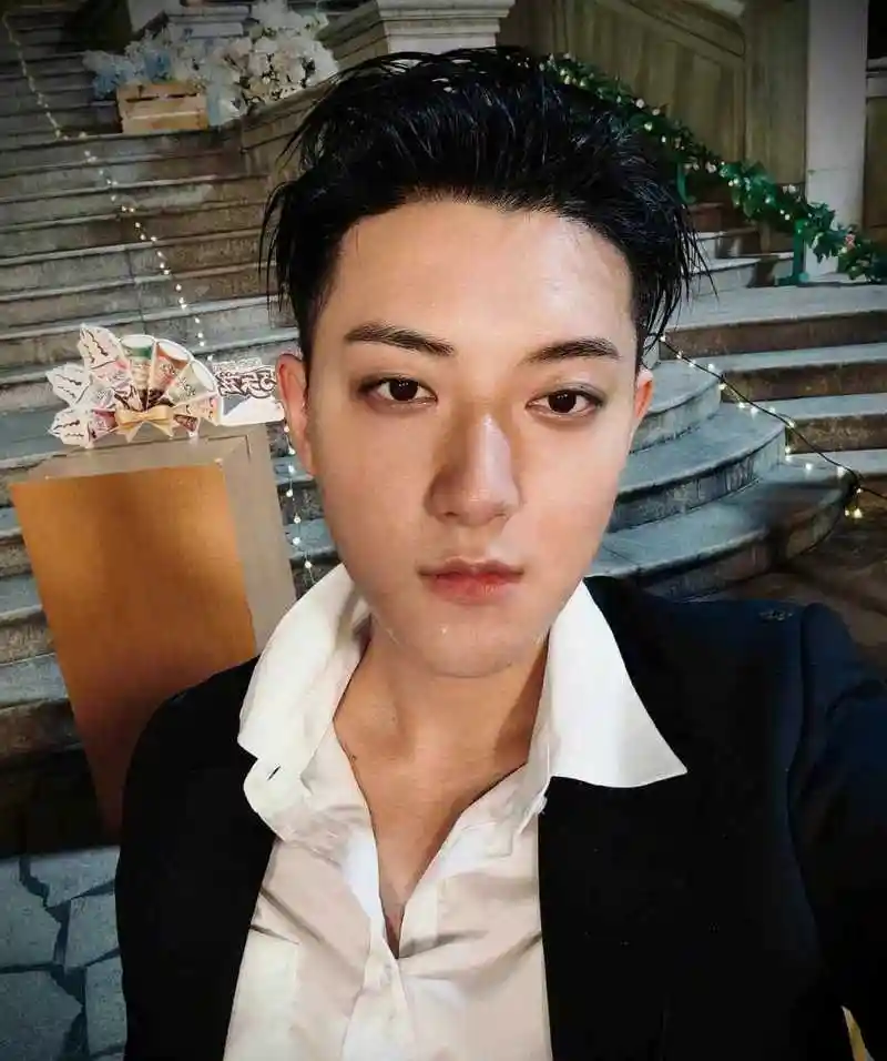 黄子韬这黑眼圈大卧蚕子,罗志祥同款眼睛眼含水,迷迷瞪瞪,气场偏邪