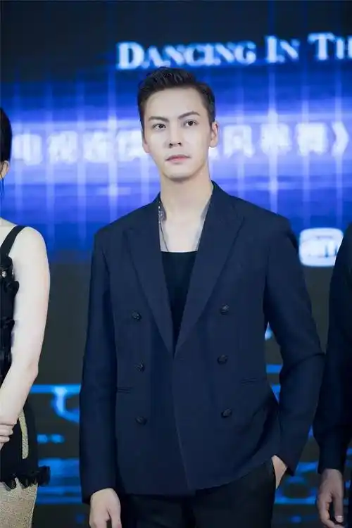 陈伟霆:跟黄晓明抢过baby,爱上同门师姐,如今跟二婚女友游日本