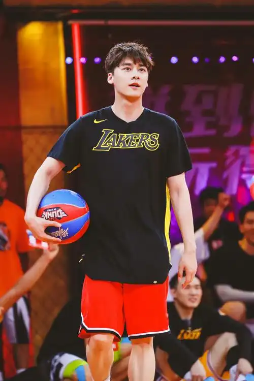 宝贝@李易峰早安,有空多去打篮球吧#挑战每天按相册顺序发一张李易峰