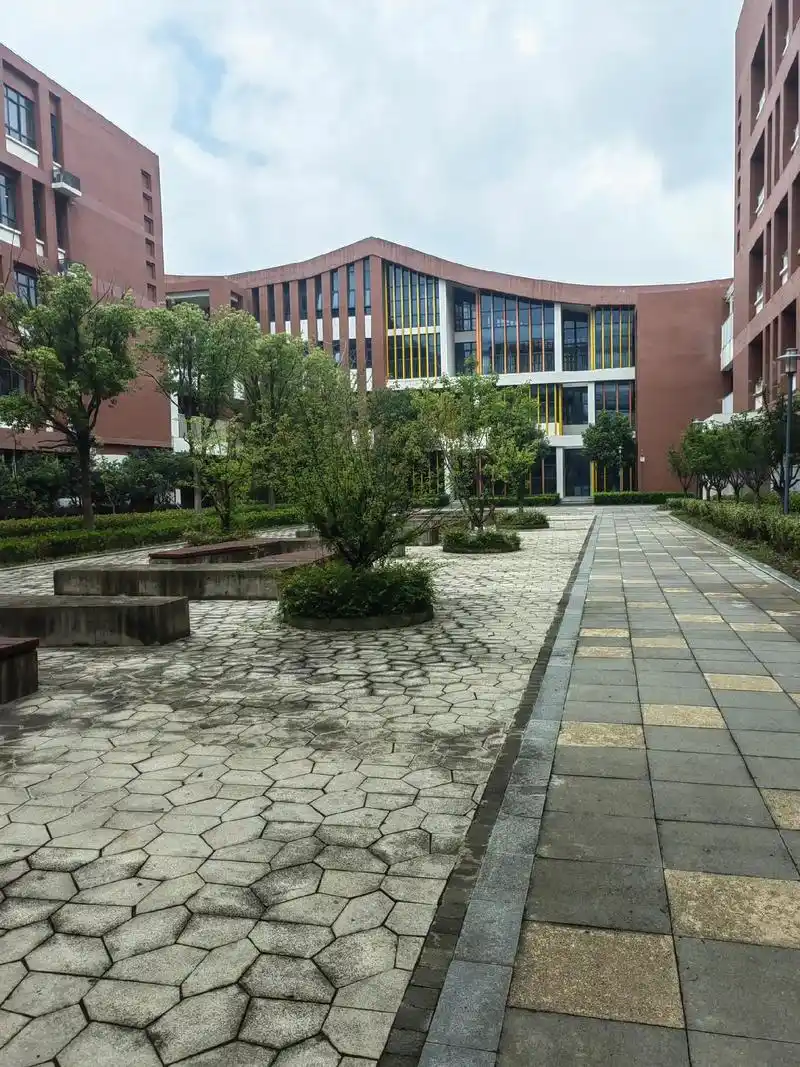 清华附中合肥学校校园随拍. - 抖音