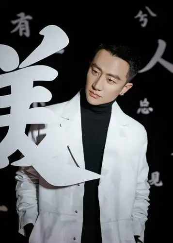 黄轩出席品牌时尚活动 百变风格尽显独特魅力