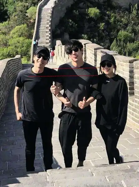 还有,三人曾经同框时,可以看到三人之间的身高差,高圆圆矮赵又廷一个
