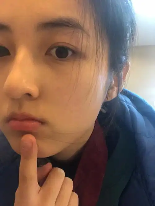 原创张子枫私下好节约穿337卫衣配马尾辫晒自拍素颜少女肌没毛孔