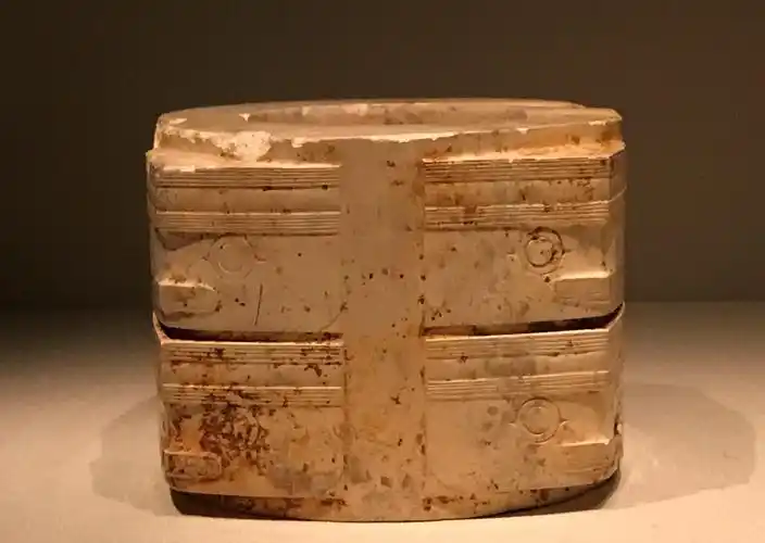 琮是良渚文化最具特征的玉器之一,集宗教,装饰,礼仪和权力于一体鞘