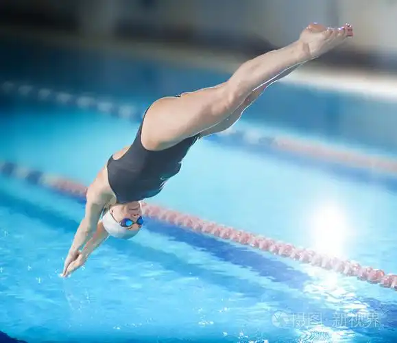 女子游泳运动员,跳进游泳池