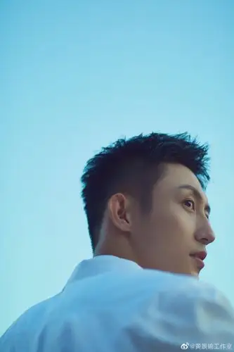 身后是湛蓝的天空,眼中是熹微的晨光,还有清新温暖的笑容……|黄景瑜