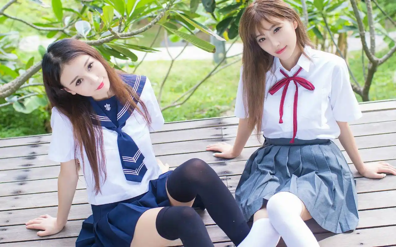 制服美女闺蜜亲昵高清桌面壁纸