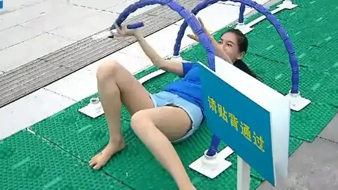 4跑男团看到指压板后纷纷发出"哀嚎"声,邓超表示自己已经起鸡皮疙瘩了