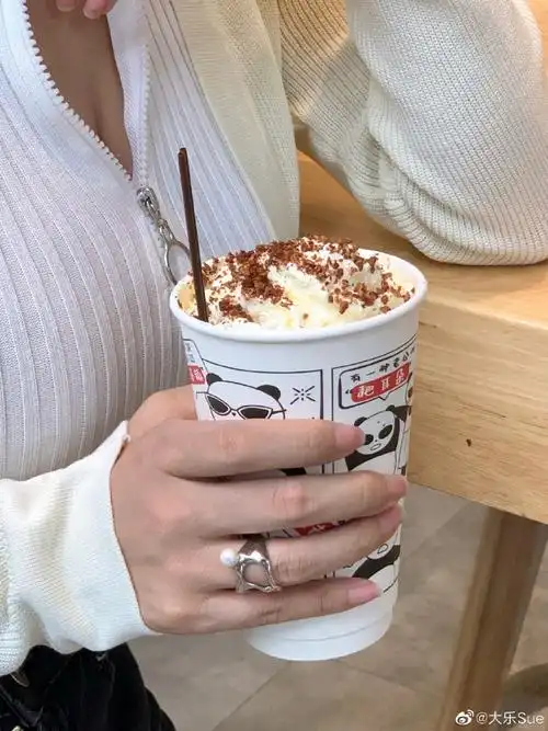 奶茶店拍照姿势get7815#ootd##今天穿什么