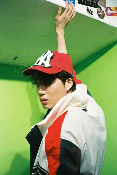 exo金钟仁最新运动画报公开目光迷离演绎复古街头时尚组图