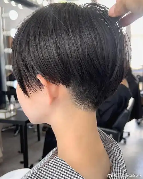 当下最火女发来了,两侧掏空推后脖短发,喜欢别错过