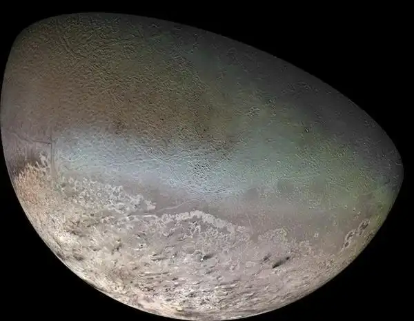 巨大的镶嵌状精致地显示了这个海王星最大的卫星表面的情况