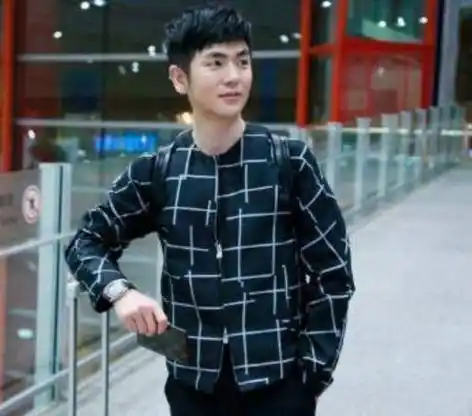 张晓龙的女朋友是毕业于中心戏剧学院的陈思斯,看照片大家可能就激动