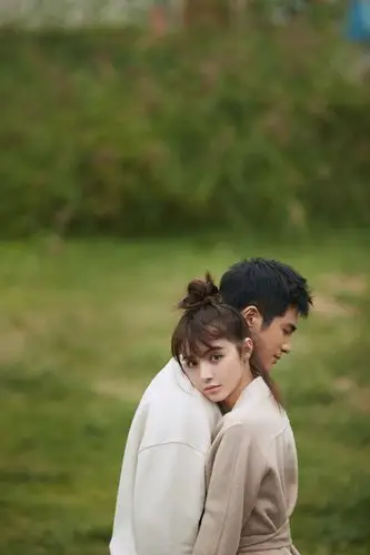 姜潮麦迪娜情侣写真再撒狗粮寒意来袭甜度不减