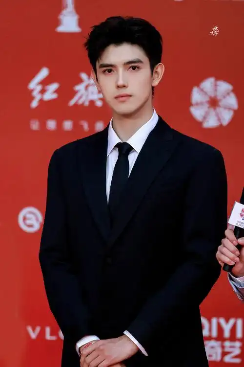 陈飞宇一字绑带黑西装