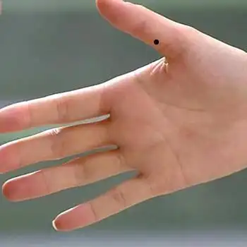 从手指部位代表的六亲部位来说,但凡拇指有痣,一般代表长辈,老人,父母