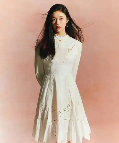 林允登费加罗二月刊封面 穿粉色西装甜美酷飒 白色蕾丝裙清纯妩媚