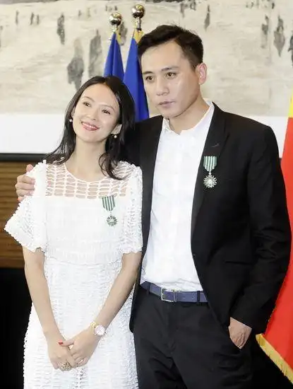 章子怡和刘烨昨被授予法国艺术文学骑士勋章.