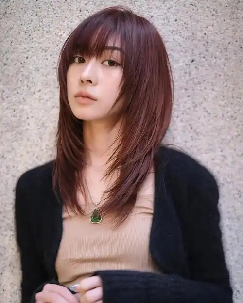 甜美女孩的温柔发色,但是搭配这种高层次碎发又显的非常酷,很有个性要