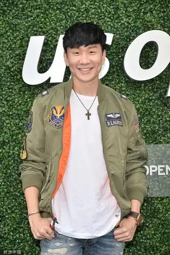 林俊杰笑容灿烂显  图片来源:newscom/视觉中国