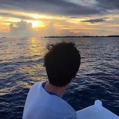 背影看海男生头像情侣 情侣头像图片大全 -【爱个性】