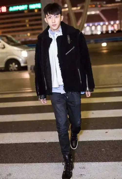 黄景瑜前往米兰时装周的机场街拍