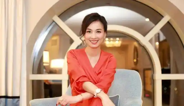 张庭51岁貌美如花,与61岁老公同框像两代人,冻龄秘诀很简单_运动_动作