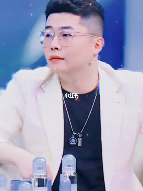 不得不看的西装小周又是挪不开眼的一张照片