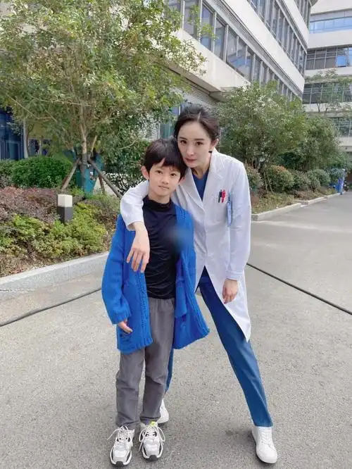 杨幂穿白大褂生图曝光,脸与小孩一样大,筷子腿镜头差点装不下