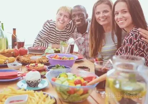 照片 顶视图的一群人在一起时坐在木桌吃饭.在桌子上的食物.