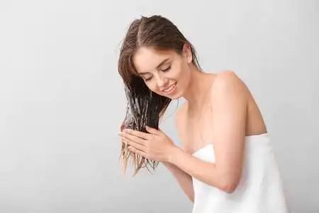 年轻女孩洗头图片