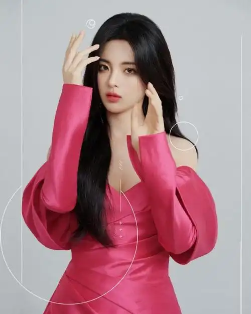 杨超越粉裙造型真美,甜辣时尚,更有女人味了!只有她越看越喜欢