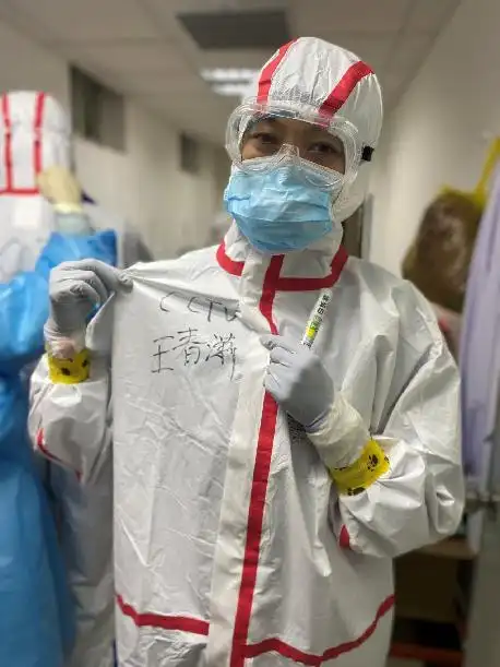 武汉新冠肺炎报道工作照王春潇,现任央视新闻评论部《24小时》主持人.