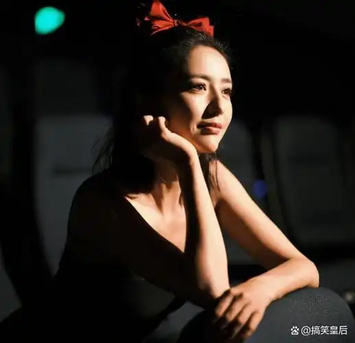 佟丽娅的生日庆典画面令人赞叹,一组性感照片在社交媒体上疯传,展现了