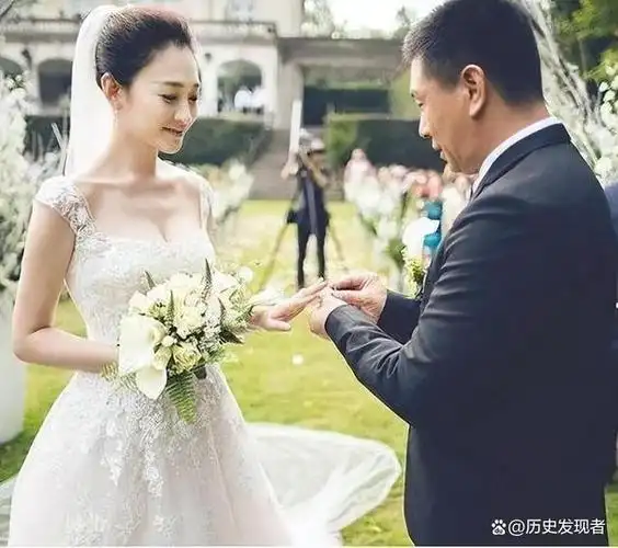 演员李小冉,40岁苦尽甜来,5个亿随便花,被丈夫宠成宝