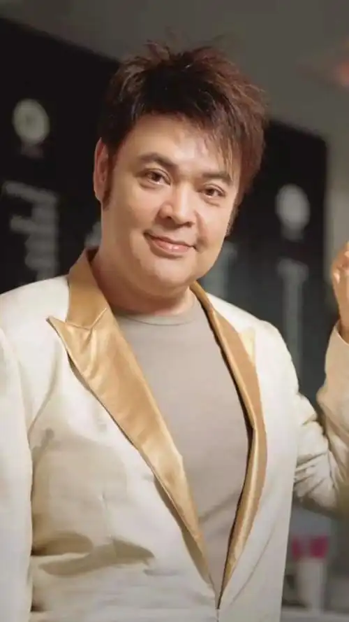 晚年凄凉!香港"靓声王"张伟文靠轮椅代步,病痛缠身再摔断左脚