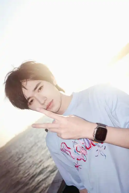 宋亚轩海边比耶照##刘耀文海边侧颜照