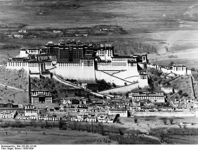 黑白照的布达拉宫.