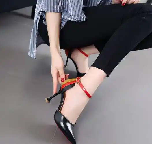 很女人味的一字扣高跟鞋,尽情展露迷人玉脚,高贵有气质_时尚_凉鞋