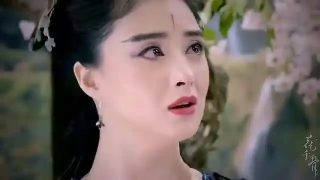 子画对千骨用情至深无法表达,看着他痛苦的样子真着急